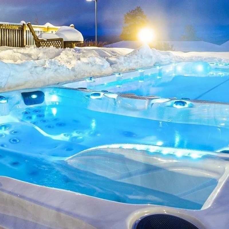 Swim Spa „Energy Deep“ von Passion Spas im Winter – beheizter Outdoor-Whirlpool mit LED-Beleuchtung und Schneekulisse