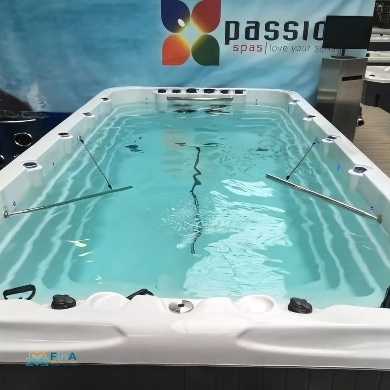 Swim Spa Passion Spas Fitness 2 – Ausstellungsmodell mit Wasserbefüllung und Gegenstromfunktion