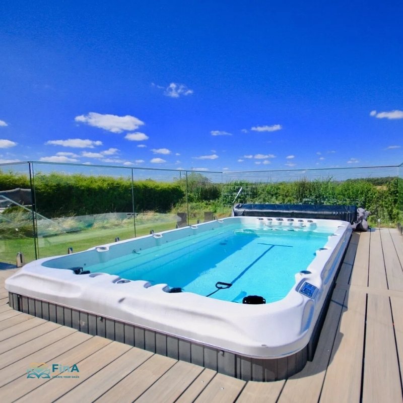 Swim Spa Passion Spas Fitness 2 – moderner Outdoor Whirlpool im Garten mit Massagedüsen und Trainingszone