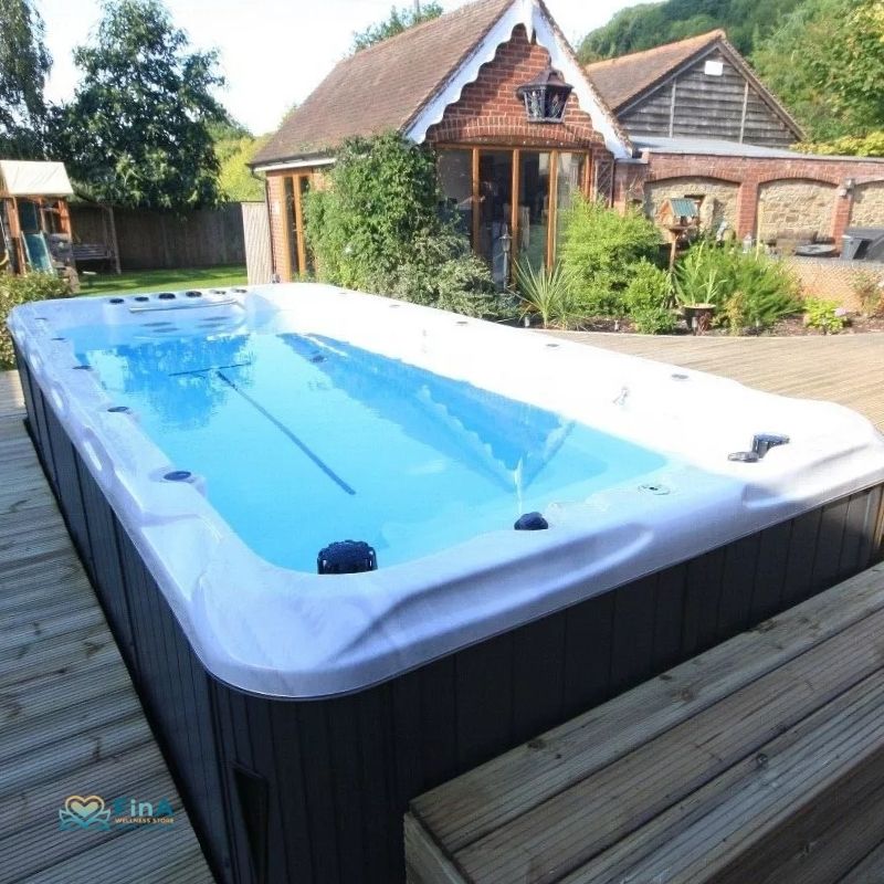 Passion Spas Fitness 2 Swim Spa – luxuriöser Whirlpool auf Terrasse mit Glasgeländer und Panoramaaussicht