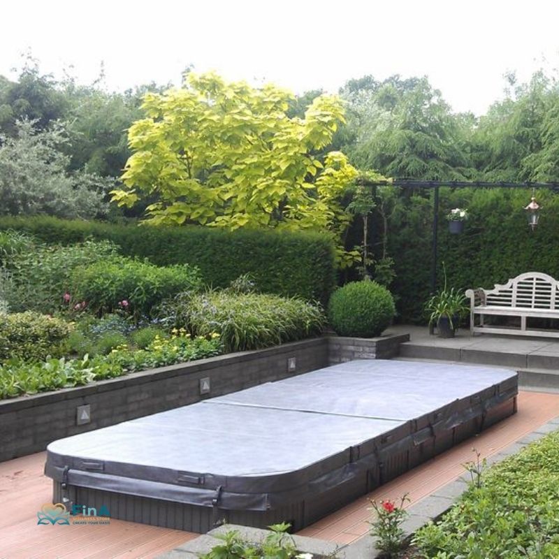 Passion Spas Fitness 2 Deep Swim Spa – Outdoor-Whirlpool mit Abdeckung im modernen Garten integriert