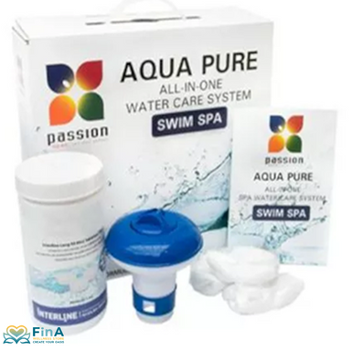 Wasserpflege-Set für Swim Spa mit Verpackung, Dosierschwimmer, Chemikalienbehälter, Anleitung und Reinigungstabs der Marke Passion Aqua Pure