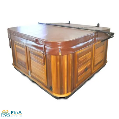 Whirlpool mit vollständig geschlossener brauner Abdeckung und installiertem Passion Spas CM3 Abdeckungslifter.