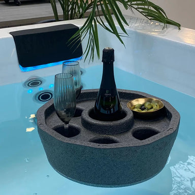 Floating Bar von Passion Spas schwimmende Minibar mit sechs Becherhaltern schwarz im Whirlpool mit Flasche und Oliven