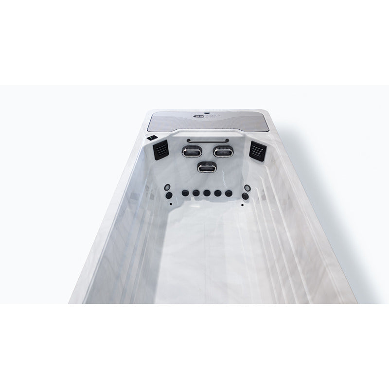 Innenansicht des Chronos Mini Pools mit drei Jets, LED-Leuchten und ergonomisch geformter Rückwand