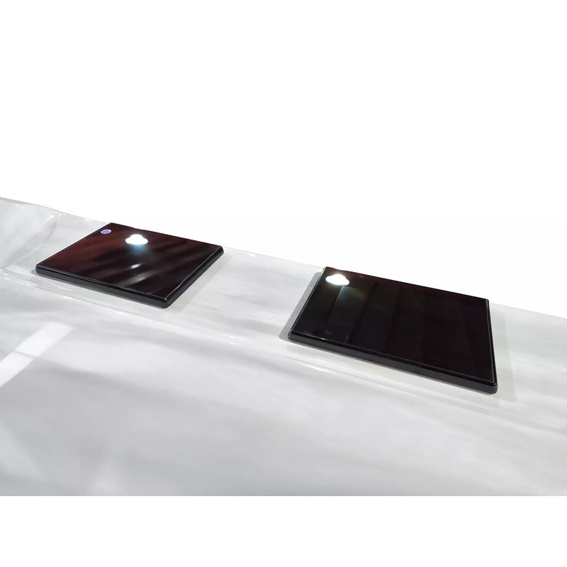 Zwei moderne Touch-Bedienfelder in glänzender Acryloberfläche – technologische Kontrolleinheit im Swim Spa