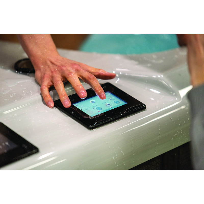 Wasserfestes Touch-Bedienfeld eines Swim Spas – intuitive Steuerung mit nassen Händen