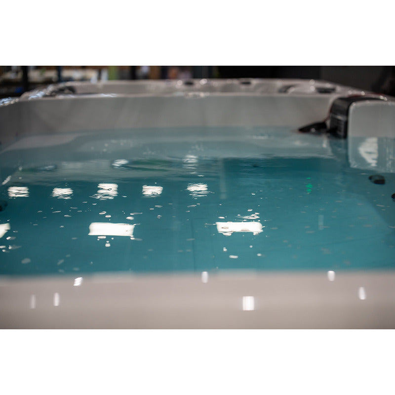 Klares Wasser im Swim Spa – ruhige Wasseroberfläche vor dem Start des Strömungssystems
