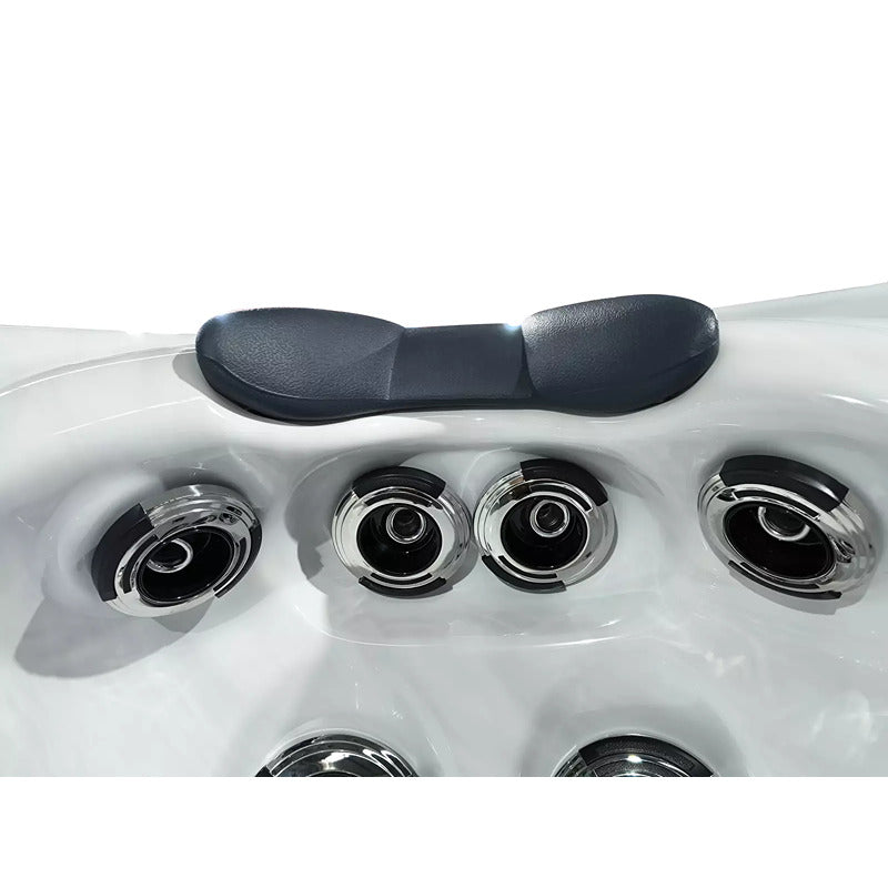 Komfortable Kopfstütze mit ergonomischer Form – umgeben von kraftvollen Edelstahl-Massagedüsen im Swim Spa