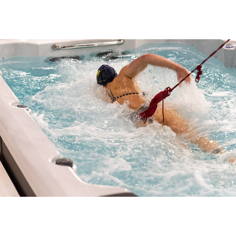 Schwimmerin im Gegenstrombereich des Swim Spas – Training auf kleinem Raum mit maximaler Leistung