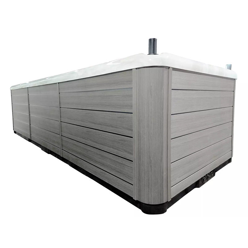 Seitenansicht des Swim Spas mit moderner Holzoptik-Verkleidung – klare Linienführung und elegante Oberflächen