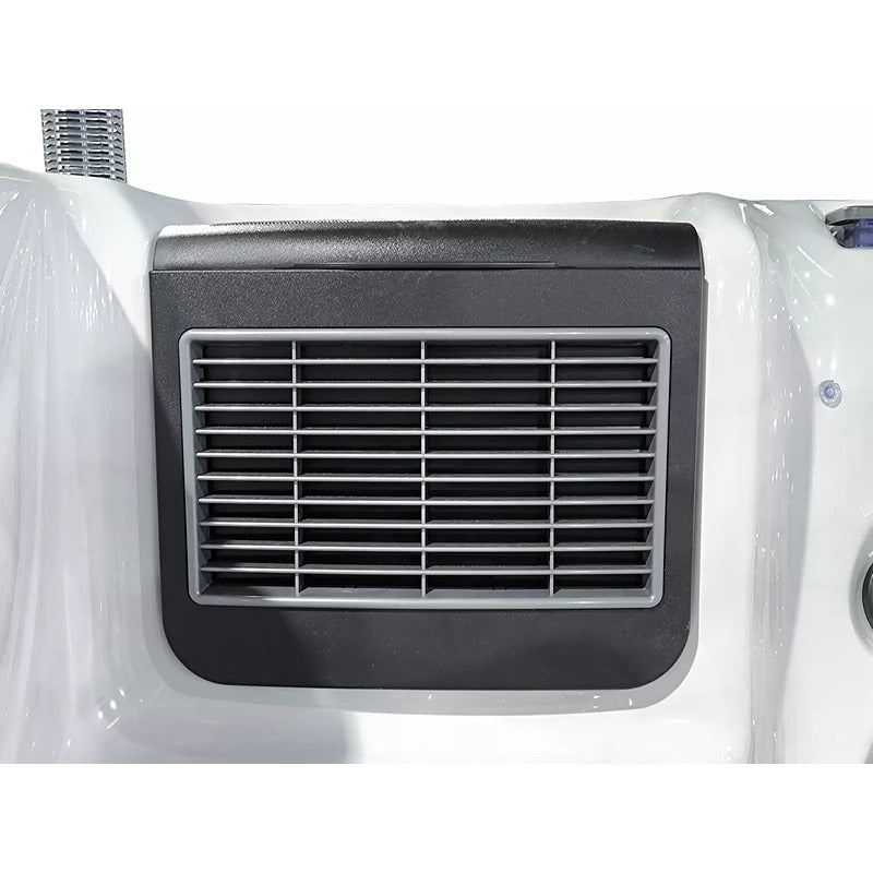 Skimmer im Technikbereich des Swim Spas – funktionales Element in elegantem Kontrastdesign