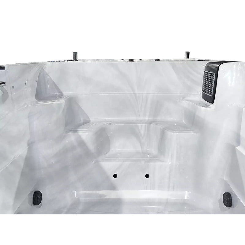 Integrierte Einstiegsstufe im Innenbereich des Swim Spas – ergonomisch geformter Zugang zur Schwimmzone