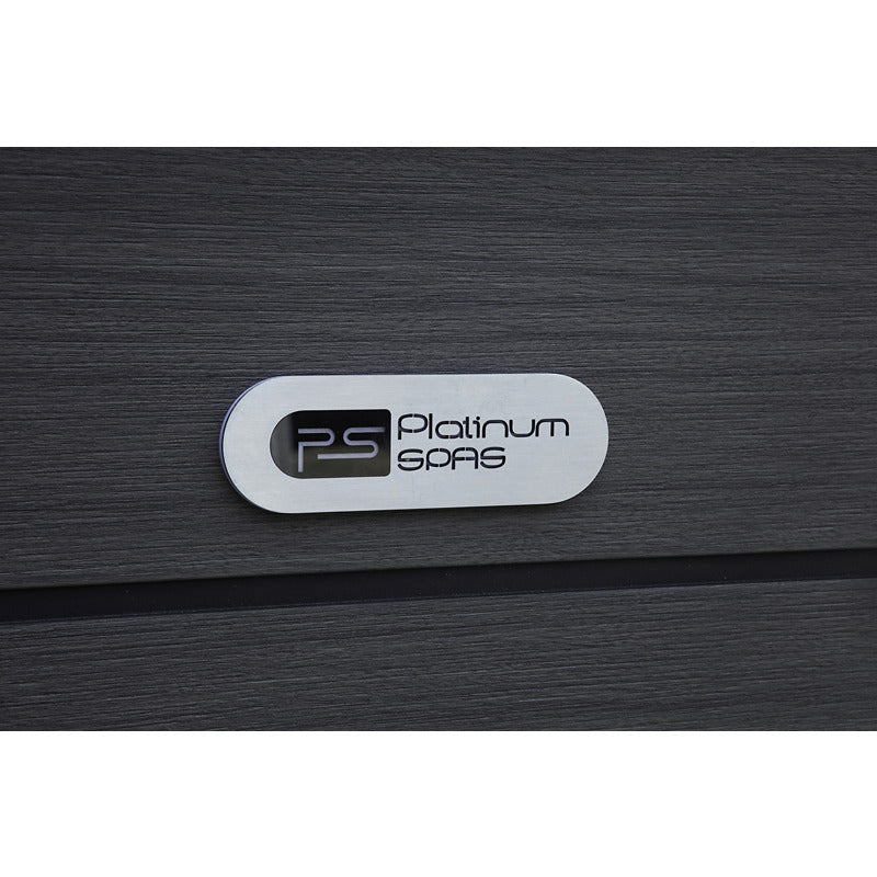 Nahaufnahme des Platinum Spas Logos auf der Verkleidung – elegante Markenplakette auf dunklem Holzdekor.
