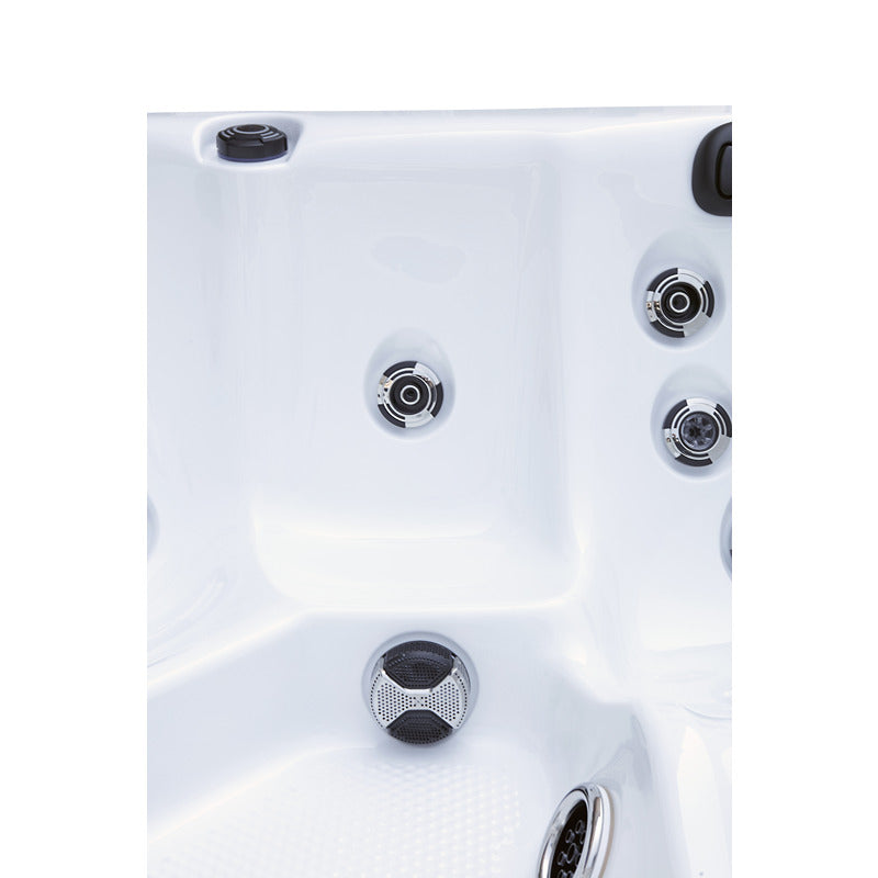 Innenraum des Platinum Spas Reims Outdoor-Whirlpools mit gezielt platzierten Massagedüsen und ergonomischem Sitzdesign.