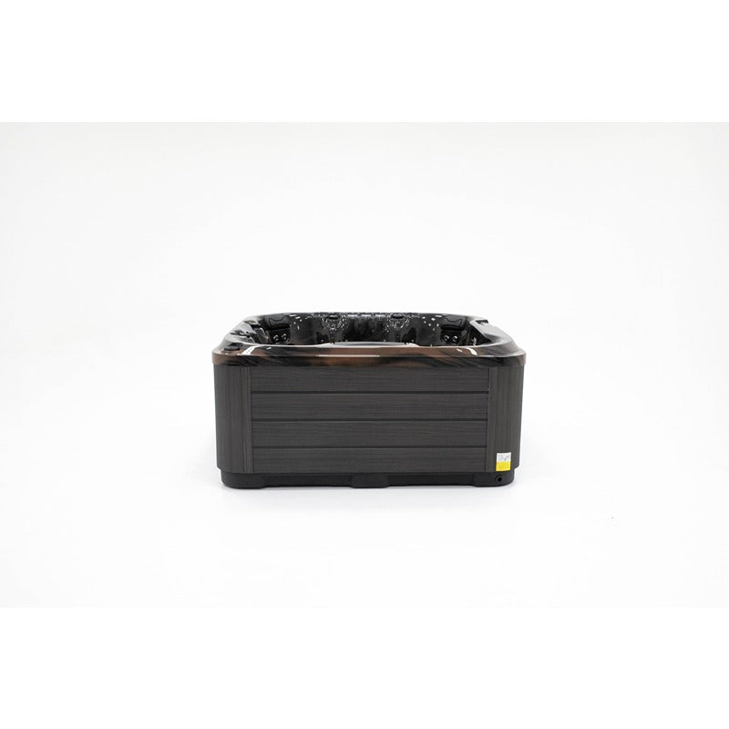 Platinum Spas Seville Whirlpool in schwarzer Frontansicht mit dunkler Holzoptikverkleidung und elegantem Acrylrand – moderne Optik für stilvolle Outdoorbereiche