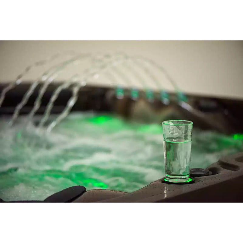 Stimmungsvolle LED-Wasserbeleuchtung im Swim Spa – farbige Lichteffekte und Fontänen bei Nacht