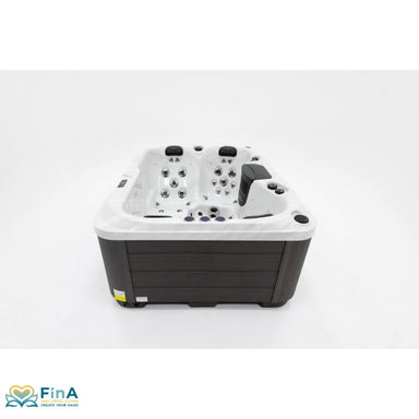 Platinum Spas Tahiti Hot Tub – elegante Frontansicht des kompakten Whirlpools mit weißer Acrylwanne und dunklem Verkleidungspanel, ideal für stilvolle Gartenbereiche