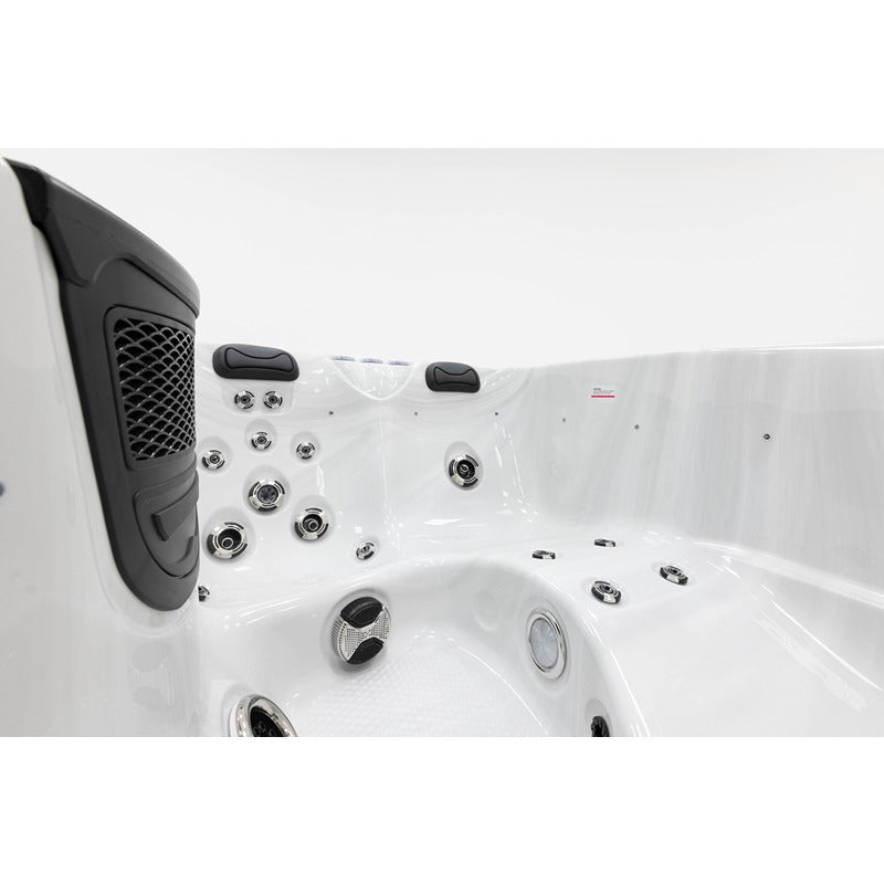 Platinum Spas Tahiti Hot Tub – Innenansicht mit Fokus auf Premium-Massagedüsen, ergonomischen Sitzformen und integrierter Soundanlage für luxuriösen Badekomfort