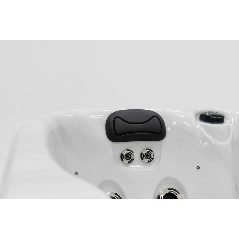 Platinum Spas Tahiti Hot Tub – Detailaufnahme der ergonomischen Kopfstütze und präzise angeordneten Massagedüsen für gezielte Hydrotherapie
