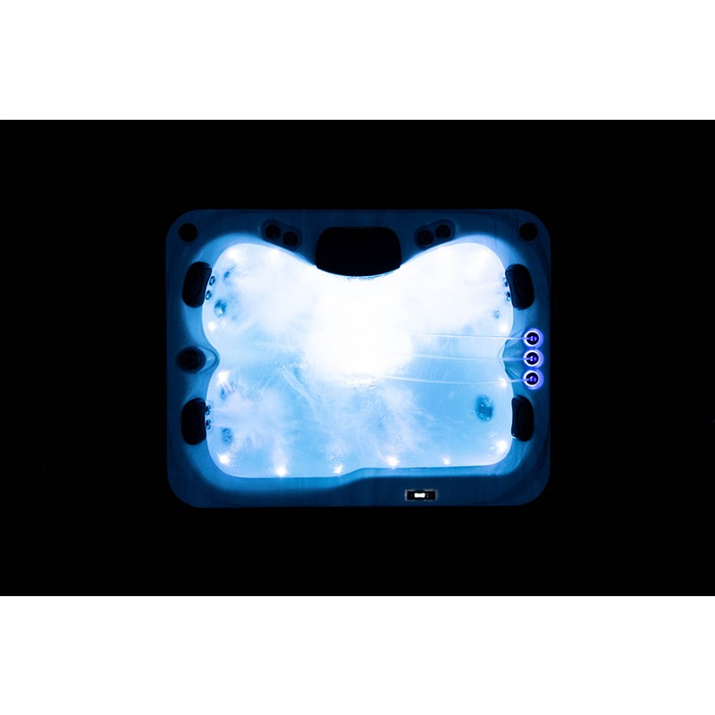 Platinum Spas Tahiti Hot Tub – blau beleuchtete Spa-Nachtansicht mit klarer Wasseroberfläche und dezenten Lichteffekten für luxuriöse Wohlfühlmomente