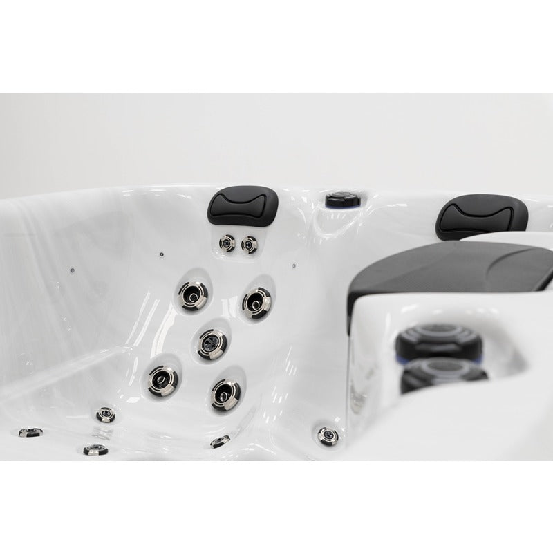 Platinum Spas Tahiti Hot Tub – Kombination aus ergonomischer Liegefläche und komfortablen Sitzbereichen mit hochwertigen Massagedüsen und Kopfstützen