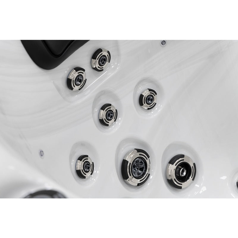 Platinum Spas Tahiti Hot Tub – Nahaufnahme der präzise angeordneten Edelstahl-Massagedüsen für gezielte Hydrotherapie und wohltuende Rückenentspannung