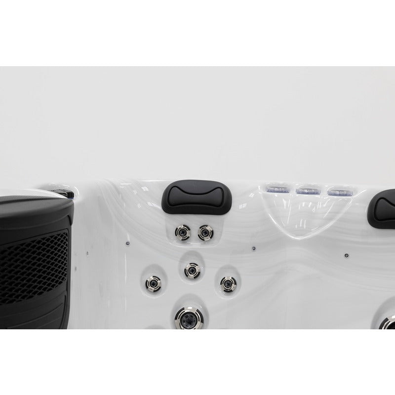 Platinum Spas Tahiti Hot Tub – Fokus auf komfortabler Rückenmassagezone mit mehreren Düsen und gepolsterter Kopfstütze, ideal für entspannte Spa-Momente