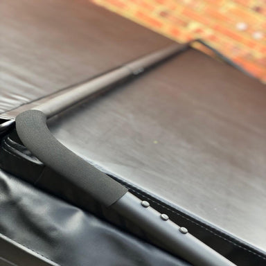 Detailaufnahme des VX2 Cover Lifters mit gepolstertem Griff – zeigt robuste Aluminiumkonstruktion und praktische Handhabung