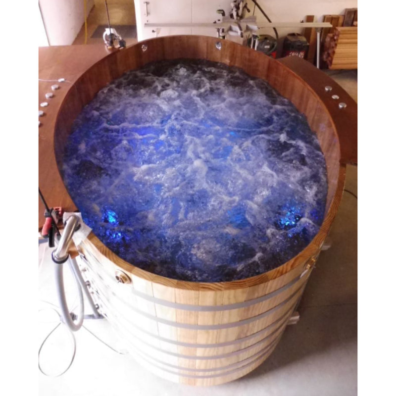 Sehr_grosser_Whirlpool_300_cm_x_200_cm_x_123_cm_beim_Funktionstest_im_Werk_Mit_eingeschaltetem_Luftmassage-System_und_farbigen_LED_Scheinwerfern