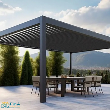Moderne bioklimatische Pergola mit verstellbaren Lamellen über einem stilvoll gedeckten Esstisch auf einer Terrasse mit Bergpanorama im Hintergrund.