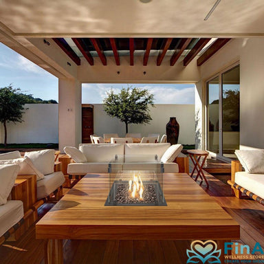 Das Cube 50 Effektfeuer stilvoll integriert in einen modernen Außenbereich – für eine gemütliche, rauchfreie Atmosphäre ganz ohne Brandgefahr.