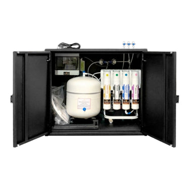 Vollautomatische Befüllungsanlage von The Flame mit Timer, Umkehr-Osmose, Filtersystem und Pumpe zur Aufbereitung von Leitungswasser in hochreines Wasser mit starkem Durchfluss.
Wenn du möchtest, kann ich dir dazu auch gleich Varianten für unterschiedliche Bildausschnitte oder technische Detailbilder erstellen.