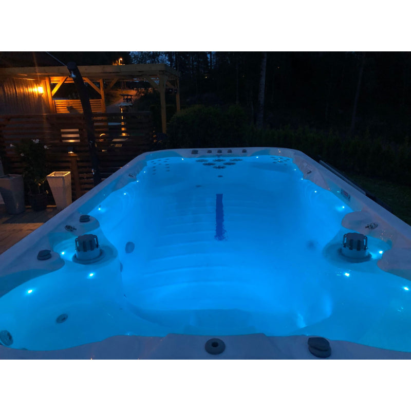 Thermals-Lusso-Swim-Spa-Sterling-Silver-Ansicht-Aussen-Nacht