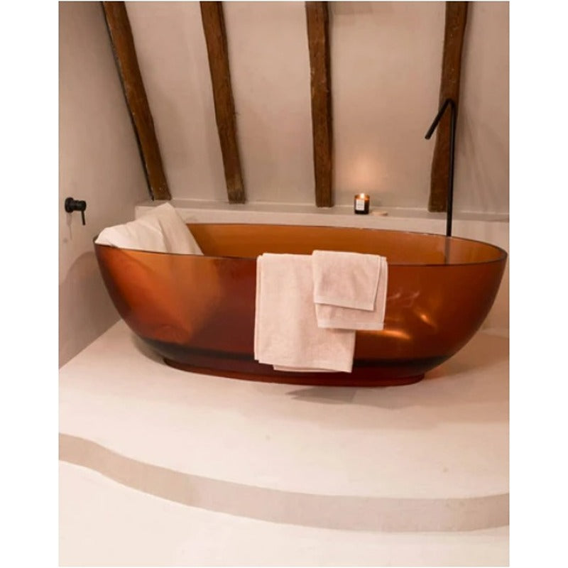 Rückenkissen in luxuriöser freistehender Badewanne mit Handtüchern