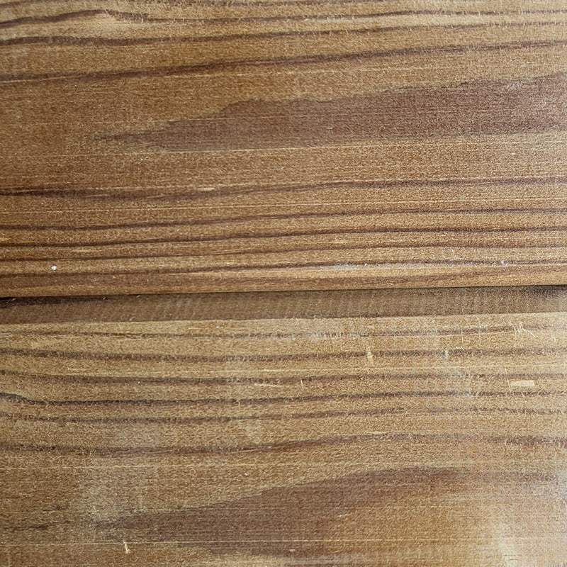 Thermisch behandelte Kiefer (Thermo-Kiefer) mit dunkler, intensiver Maserung und gleichmäßigem Holzbild.