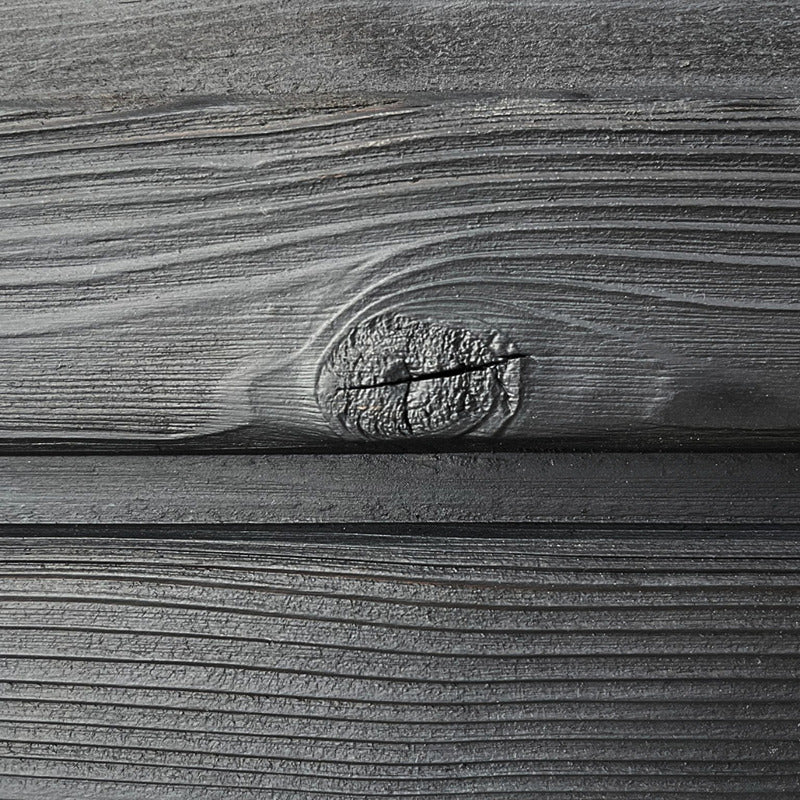 Verbrannte Fichte (Shou Sugi Ban) mit schwarzer, strukturierter Oberfläche und sichtbarer Holzmaserung.