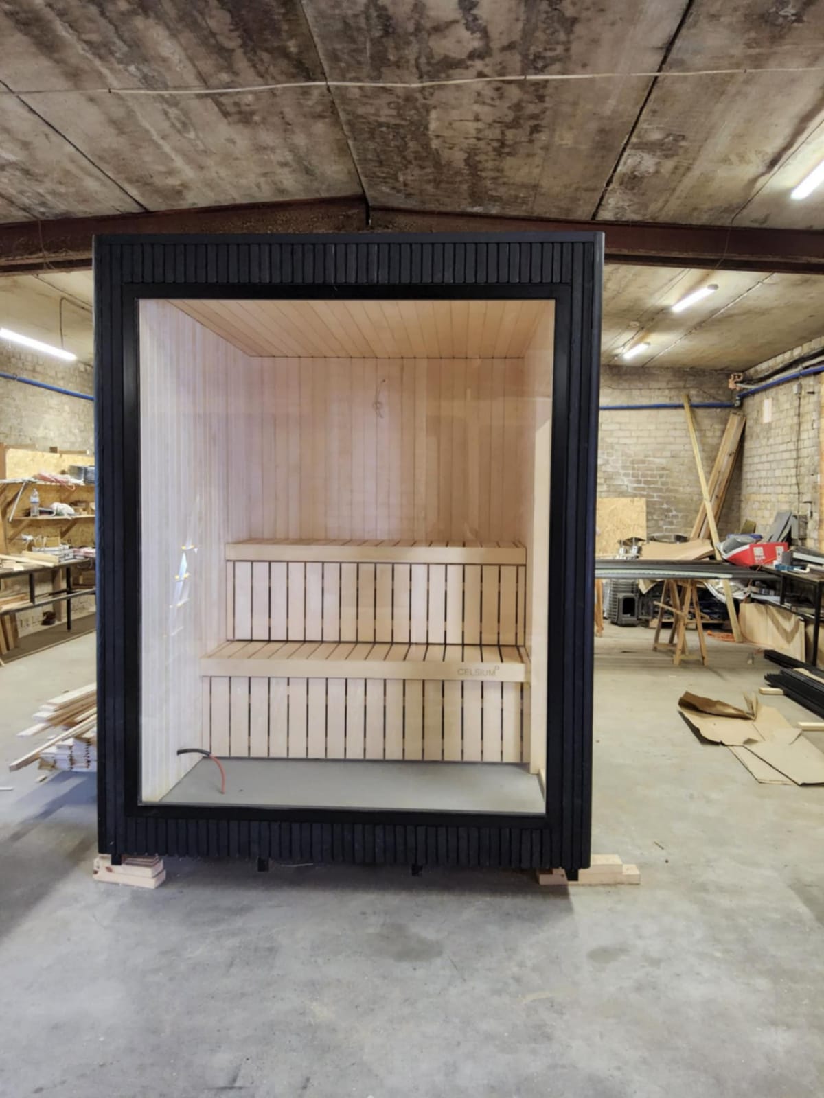 Celsium Jonas Sauna in Schwarz mit Glasfront und Innenausbau aus 44 mm Massivholz