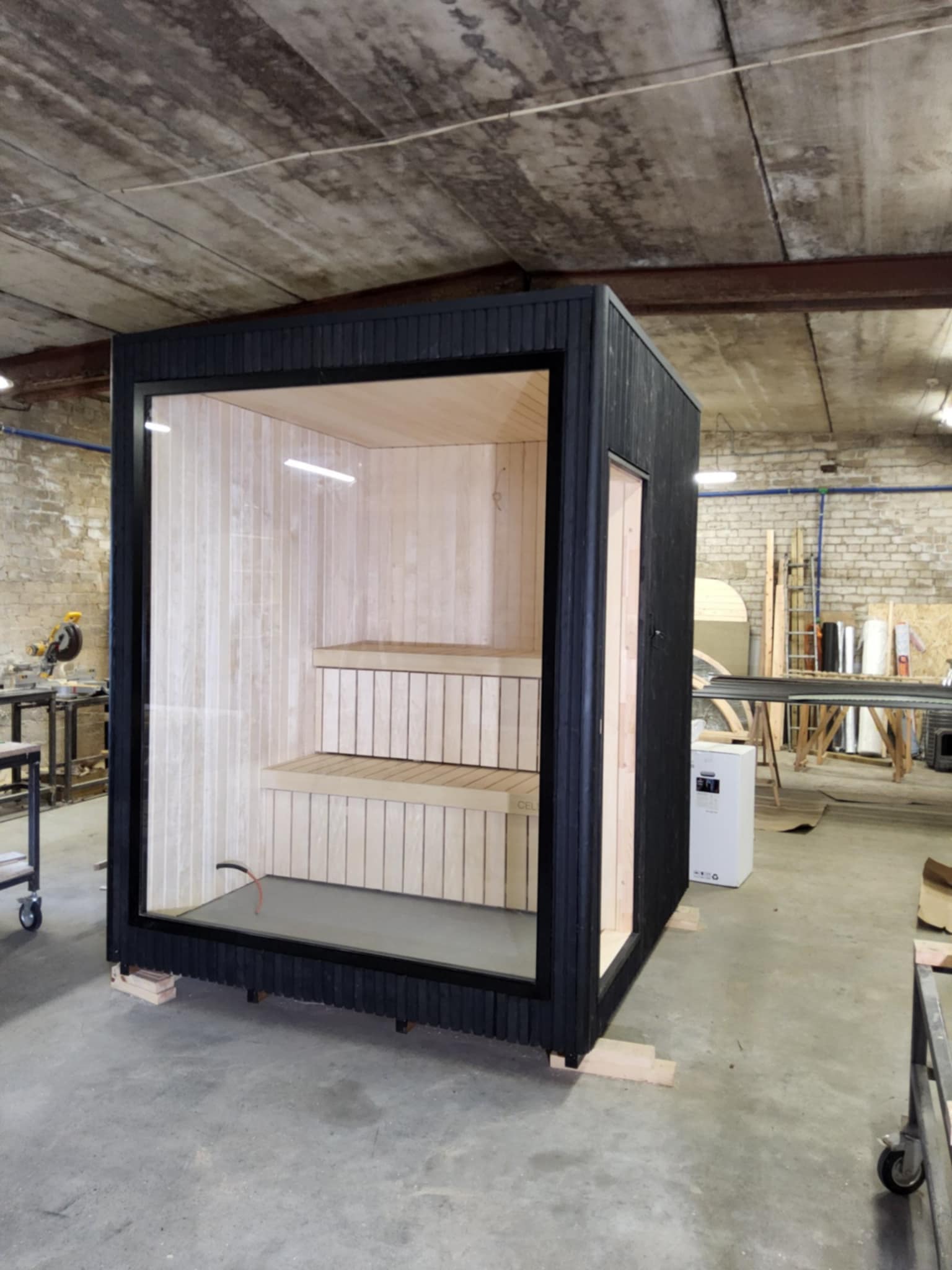 Celsium Jonas Sauna in Schwarz mit Glasfront, Seitenfenster und Innenausbau aus 44 mm Massivholz
