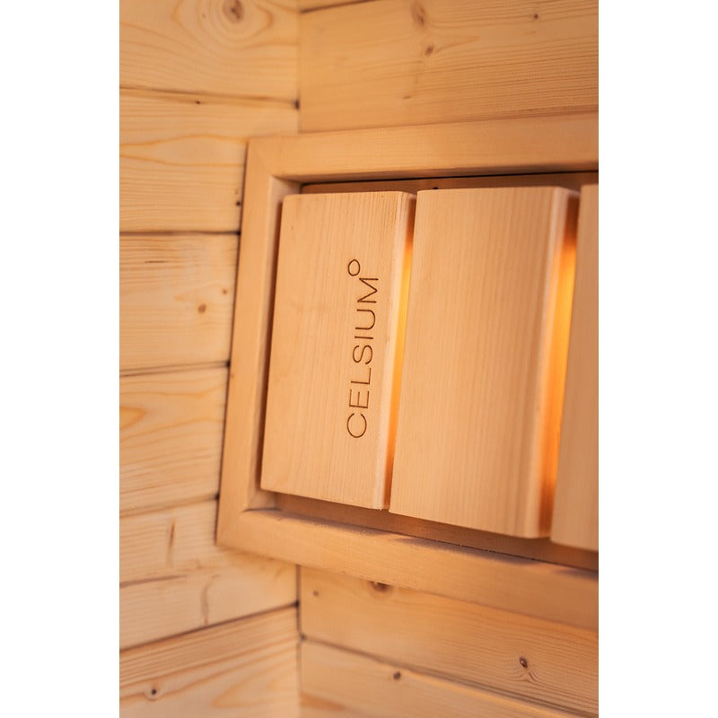 Detailaufnahme einer integrierten Holzbeleuchtung mit Celsium Logo im Innenraum einer Sauna