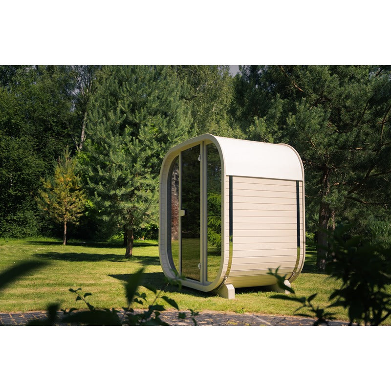 Celsium Ula Mini Sauna in Beige mit großer Glasfront – stilvolle Außensauna für zwei Personen in modernem Design, harmonisch eingebettet in eine Gartenlandschaft