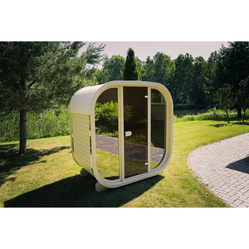 Celsium Ula Mini Sauna in Beige mit Ganzglasfront im Garten – moderne Außensauna für zwei Personen mit natürlicher Umgebung und stilvollem Design