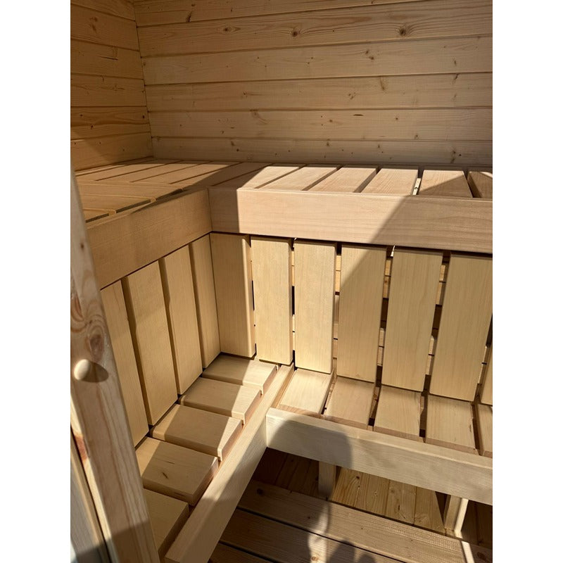 Innenraum der Celsium Ula Mini Sauna mit Sitzbänken aus hellem Holz – klare Linien und hochwertige Verarbeitung für entspannte Wellnessmomente
