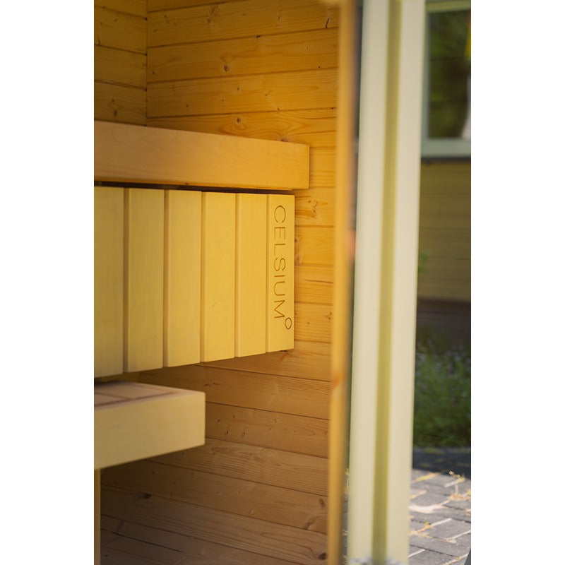 Innenansicht der Celsium Ula Mini Sauna mit Sitzbank aus hellem Holz und Celsium-Logo – hochwertige Verarbeitung und natürliches Ambiente