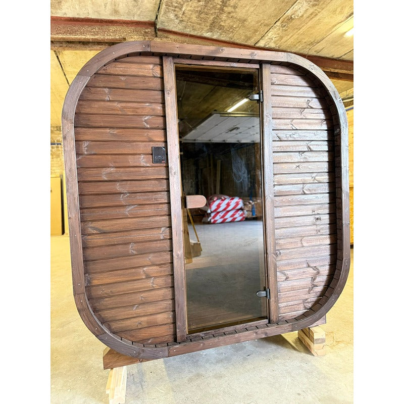 Celsium Ula Mini Sauna mit dunkler Holzverkleidung im Shou Sugi Ban Stil – kompakte Sauna mit Glastür im montierten Zustand in Innenraumumgebung