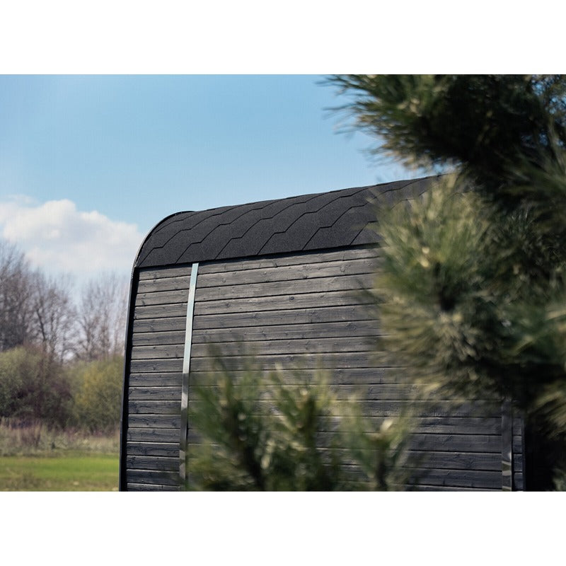 Seitenansicht der Celsium Ula Small Outdoor Sauna in Shou Sugi Ban Optik mit schwarzem Bitumendach – stilvolle Holzstruktur für naturnahe Wellnessmomente