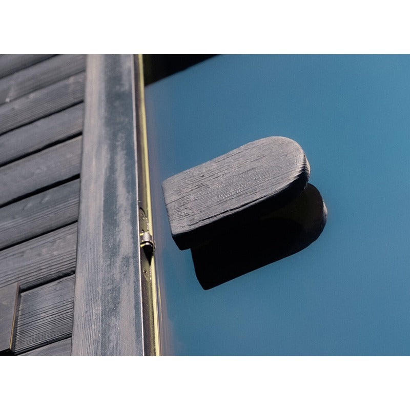 Detailaufnahme des Türgriffs der Celsium Ula Small Sauna in Shou Sugi Ban – formschöner Holzgriff auf getönter Glasfläche für stilvollen Einstieg