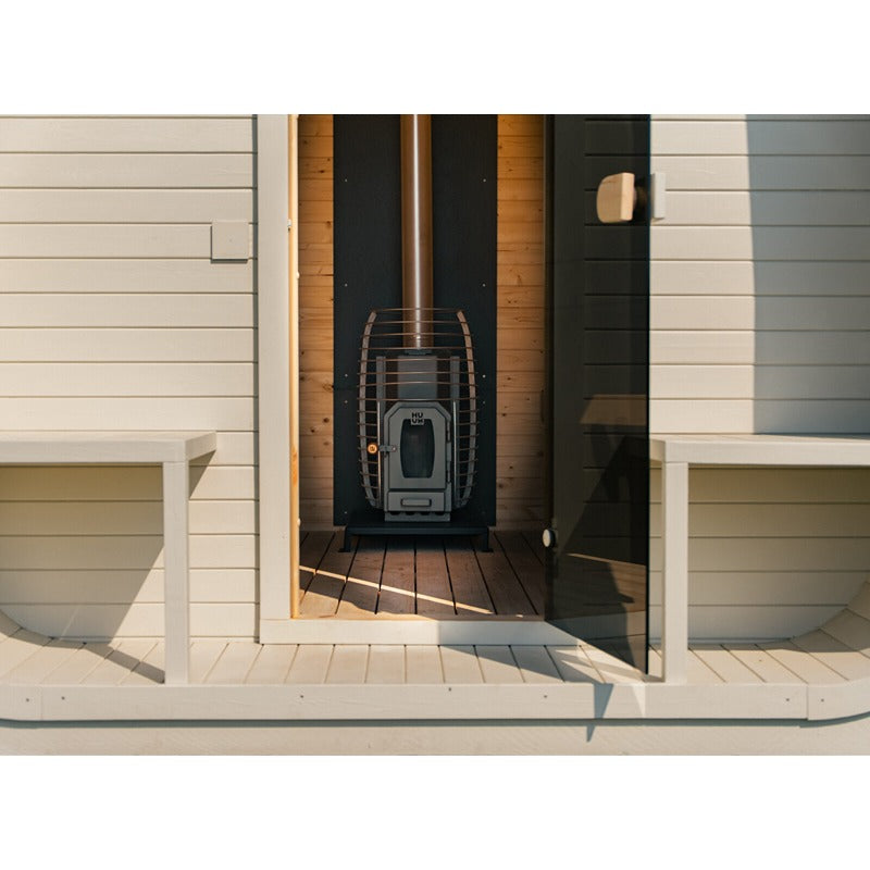 Frontalansicht des Eingangs der Celsium Ula Small Outdoor Sauna mit integriertem HUUM Holzofen – stilvolle Kombination aus Design, Funktionalität und Natürlichkeit