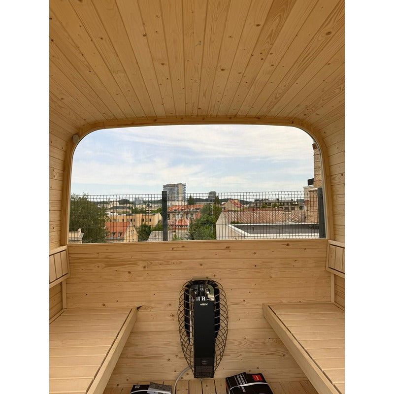 Innenansicht der Celsium Ula Small Outdoor Sauna mit zwei Holzbänken und Panoramafenster – stilvolles Saunadesign mit HARVIA Saunaofen und Blick über die Stadt