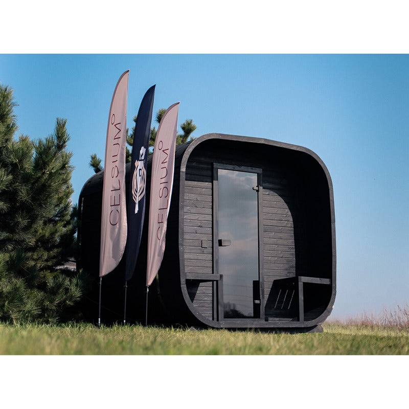 Celsium Ula Small Outdoor Sauna in Shou Sugi Ban Schwarz mit überdachtem Eingangsbereich und Glasfront – Premium-Designsauna im Freien mit Celsium Branding